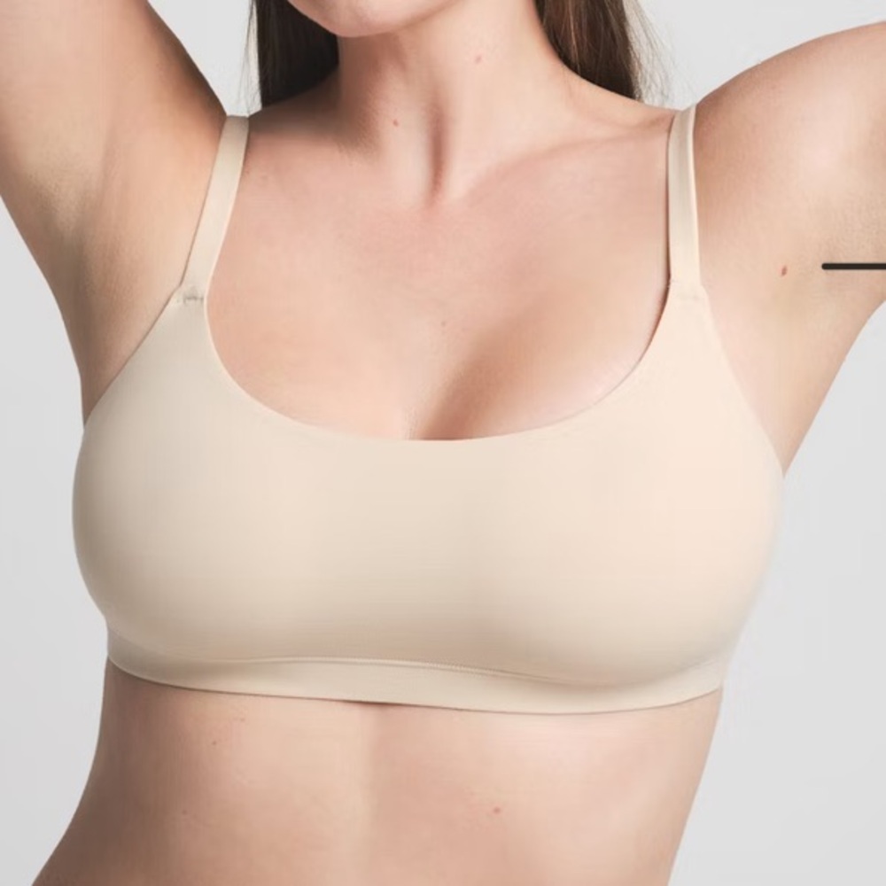 SKIMS Wireless Bralette scoop neck, Seamless Comfort . Color Sand size S